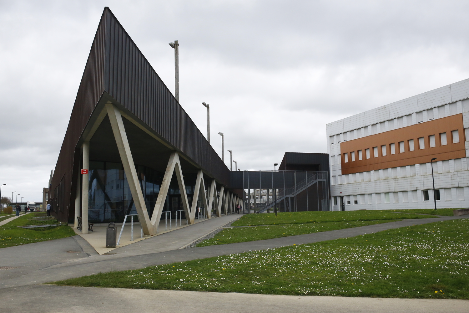 Nouveau bâtiment du lycée © Globe Reporters