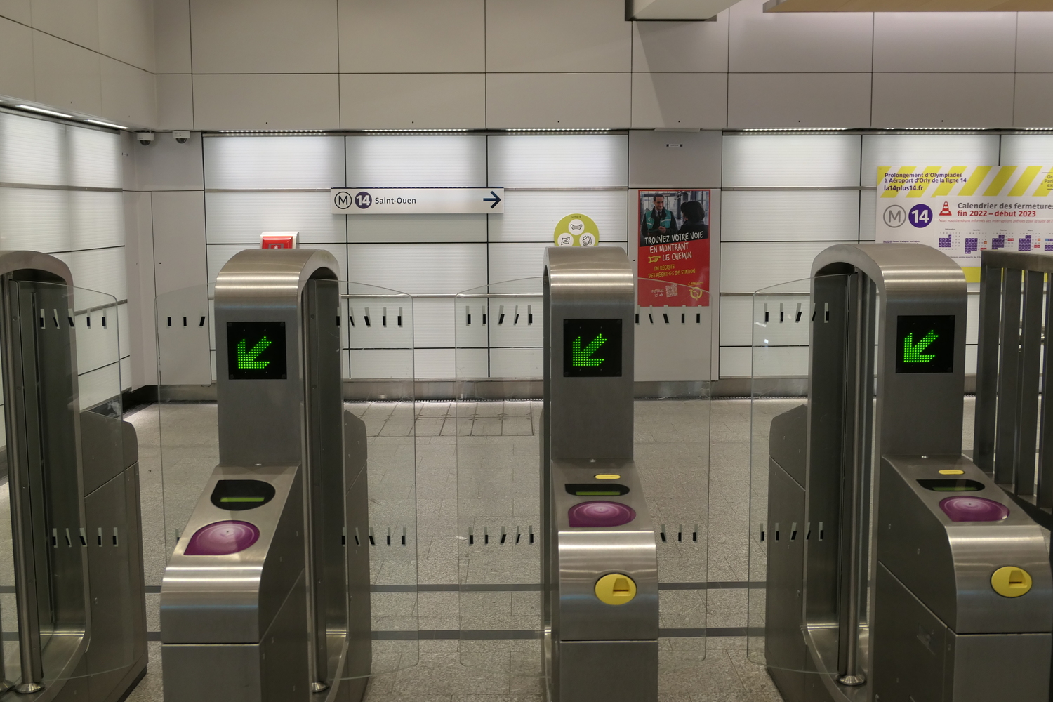 Après la visite, l’envoyée spéciale repart en direction de la station de métro la plus proche © Globe Reporters