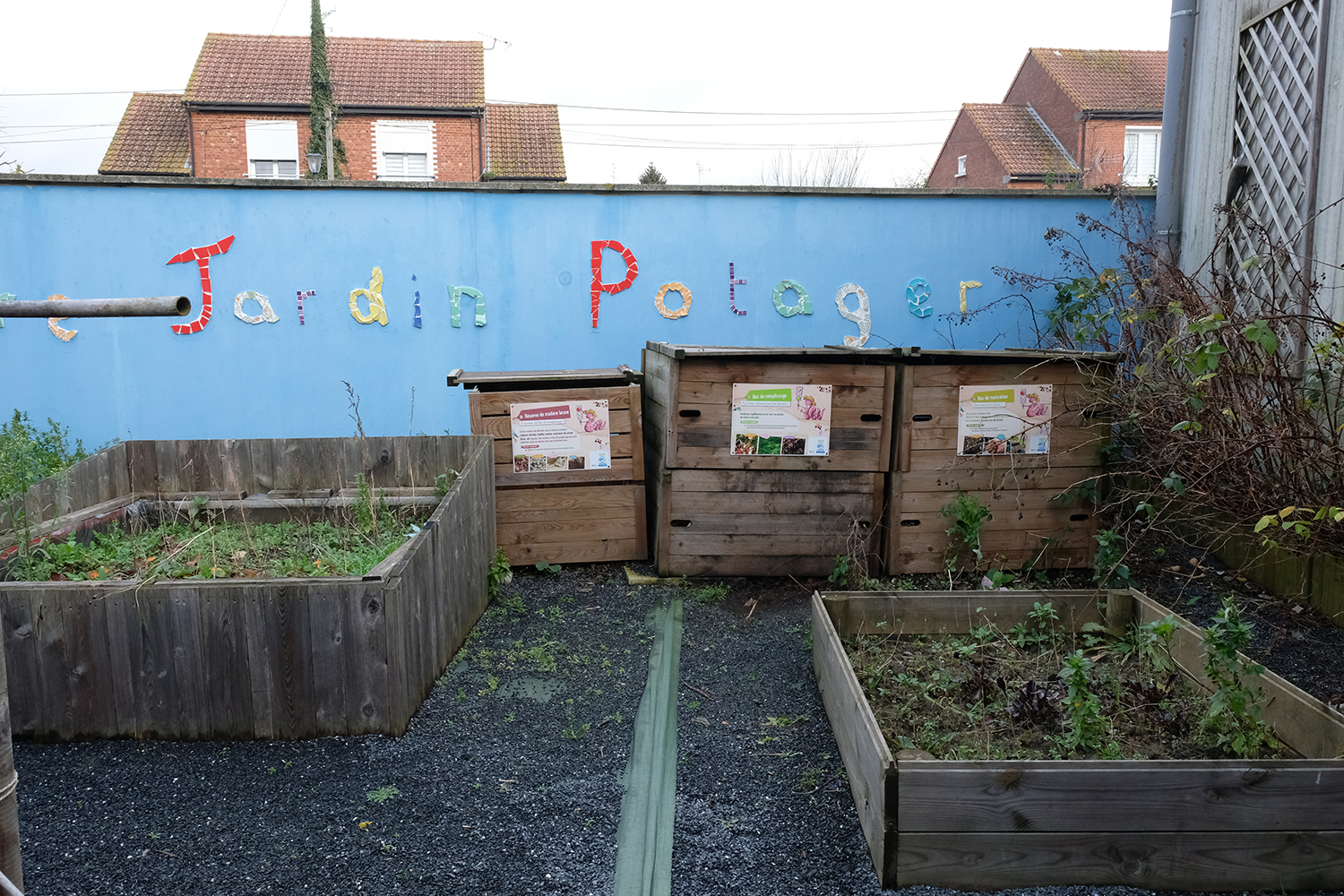 Les légumes et les fruits récoltés dans les carrés-potagers sont distribués aux élèves qui ne se font pas prier pour dévorer les fraises, selon les dires de l’enseignante.