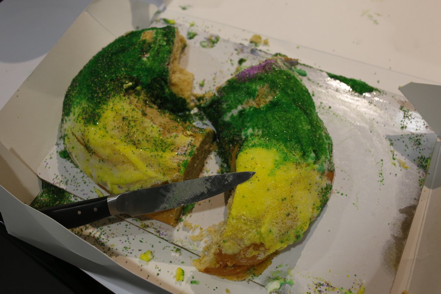 Notre envoyée spéciale a pu déguster 5 King cakes différents. Elle a eu le bébé (la fève) deux fois © Globe Reporters 