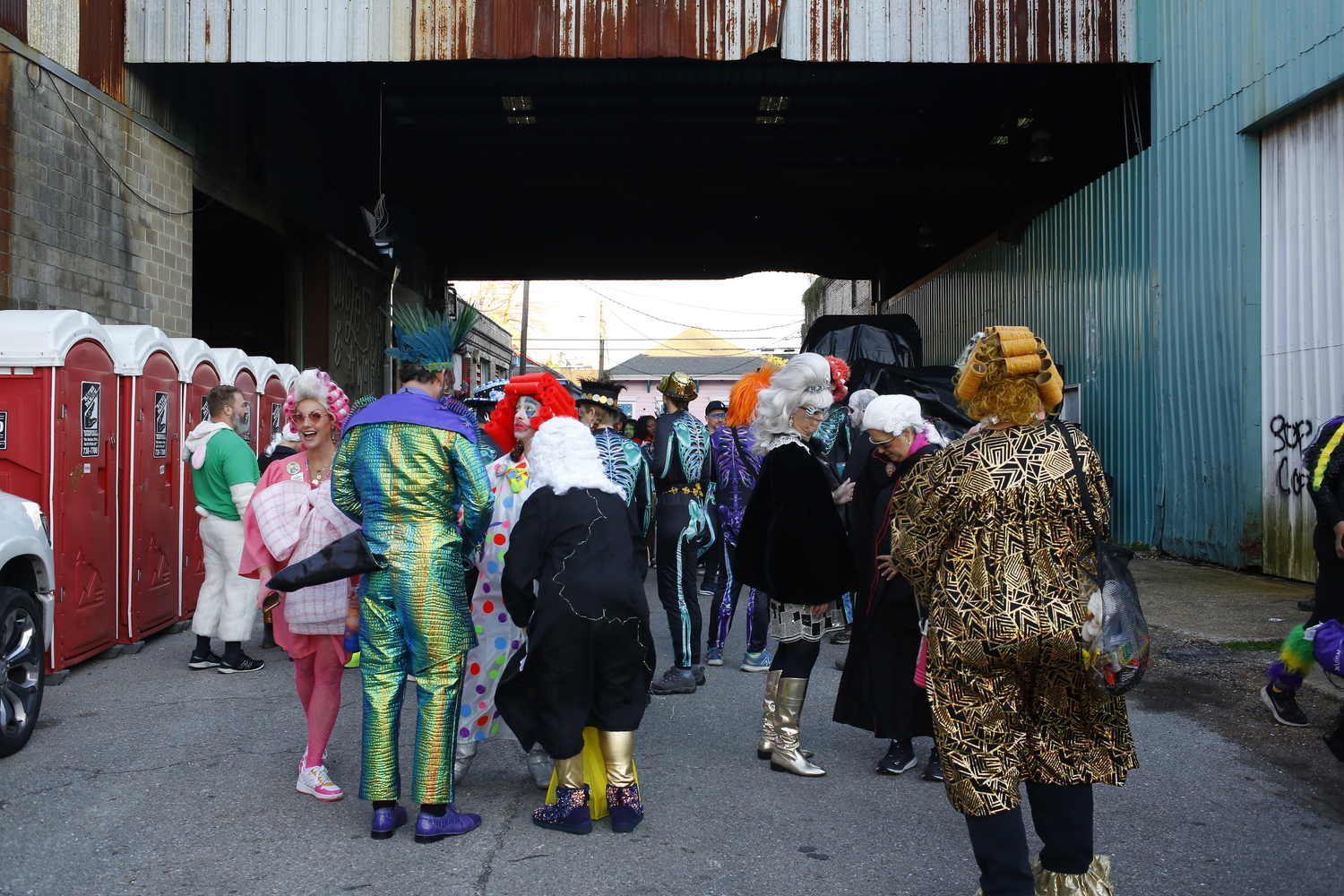 Arrivée au hangar du Krewe du Vieux, où se rassemblent les différents petits krewes avant la parade du soir © Globe Reporters