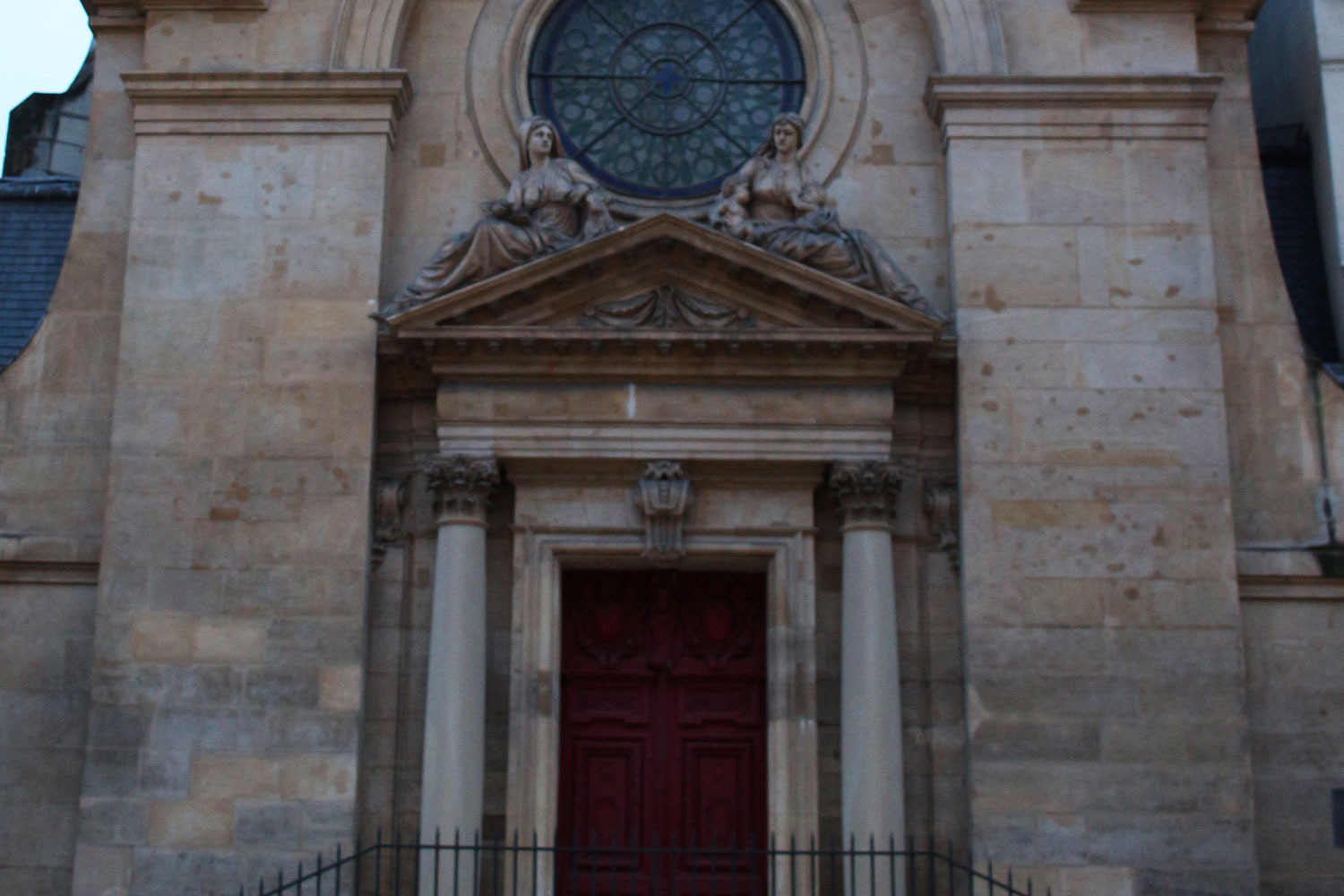 Un plus loin, dans la même rue, notre journaliste s’arrête devant le Temple du Marais © Globe Reporters