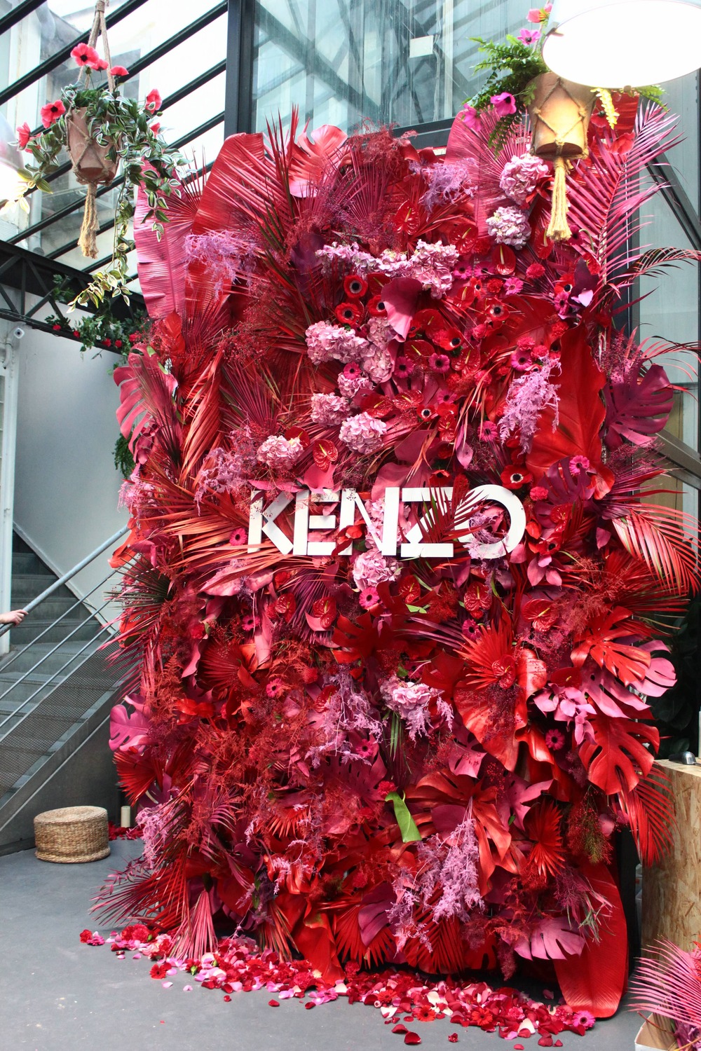 Pour la marque de vêtements Kenzo, pas de vert, Platan a réalisé une création haute en couleur © Platan