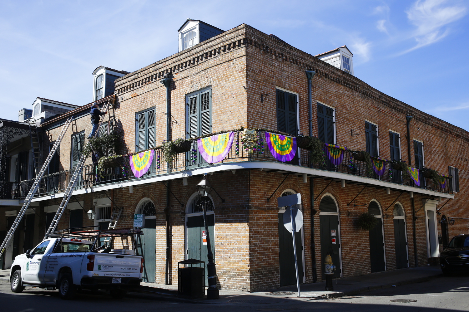 Des bâtisses du Vieux Carré décorées pour le Mardi Gras © Globe Reporters