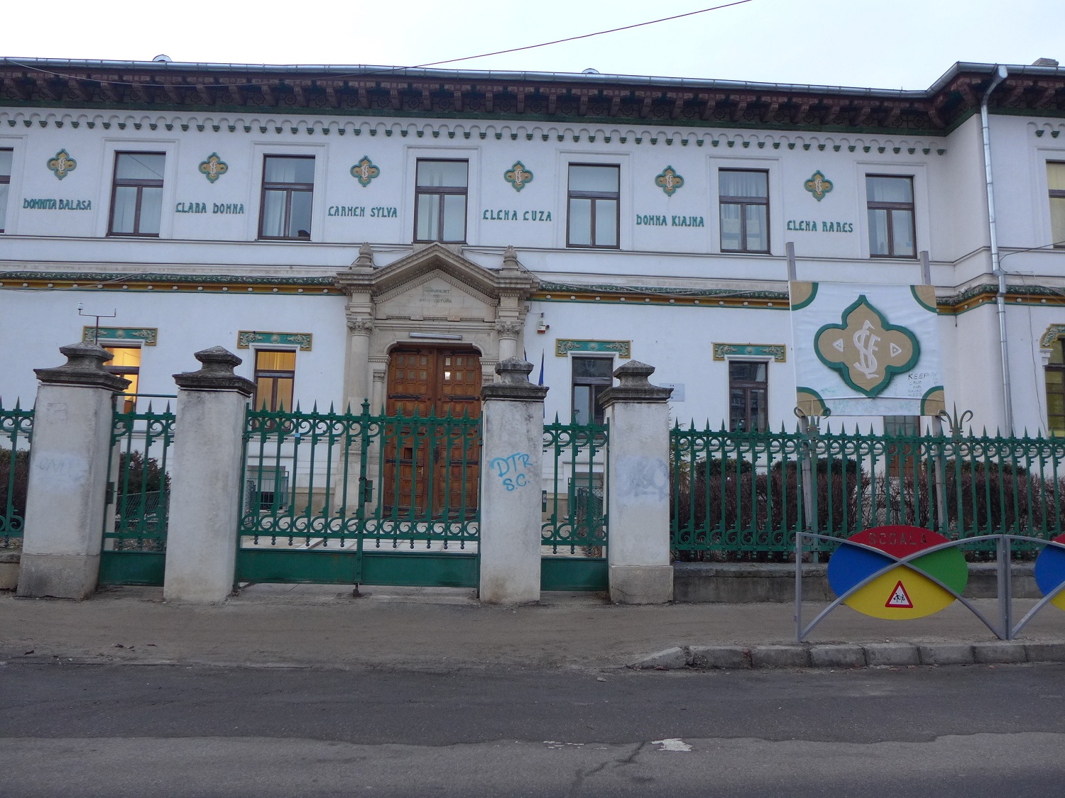 L’École centrale de Bucarest est à la fois une école primaire, un collège et un lycée. C’est un établissement très réputé, où on peut apprendre le français dès le plus jeune âge.