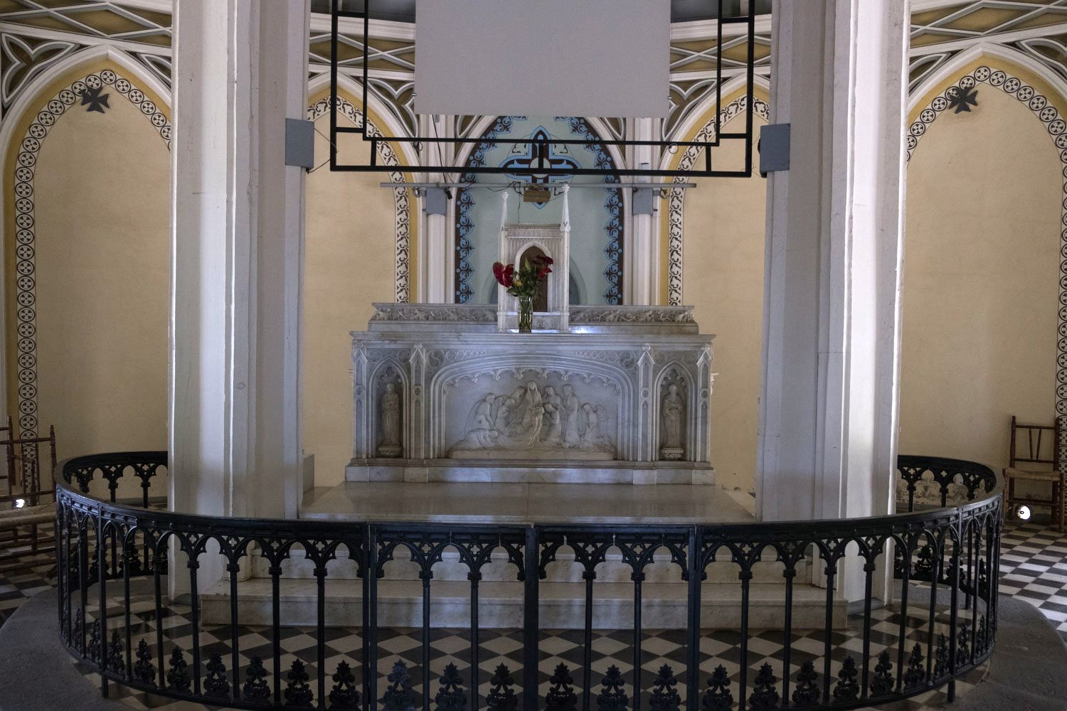 L’intérieur de la chapelle pointue. Lors d’un cyclone le 4 février 1946, la chapelle fut lourdement endommagée. 