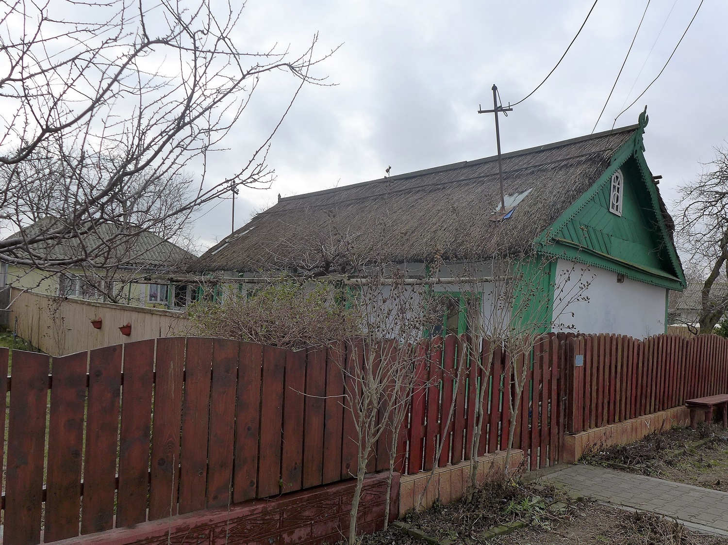 Maison traditionnelle de Crisan, avec le toit en roseau.