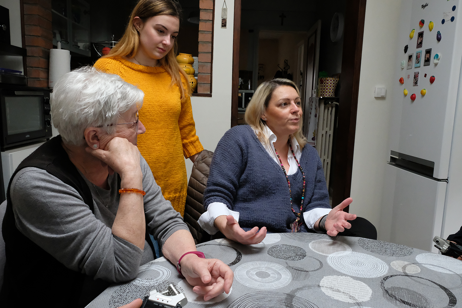 Margaux nous convie chez sa grand-mère, où sa mère prend plaisir à nous raconter les souvenirs de son enfance.