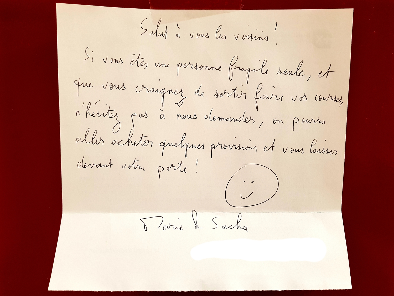 Marie et Sacha proposent aux personnes les plus fragiles de leur faire les courses, elles ont collé cette note dans l’ascenseur. 