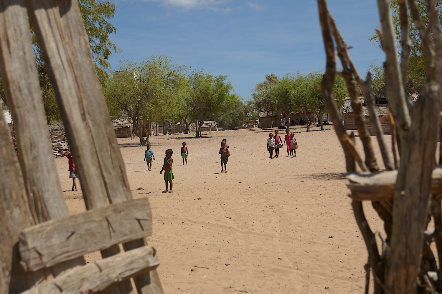 De l’autre côté de la clôture du jardin, les enfants jouent © Globe Reporters