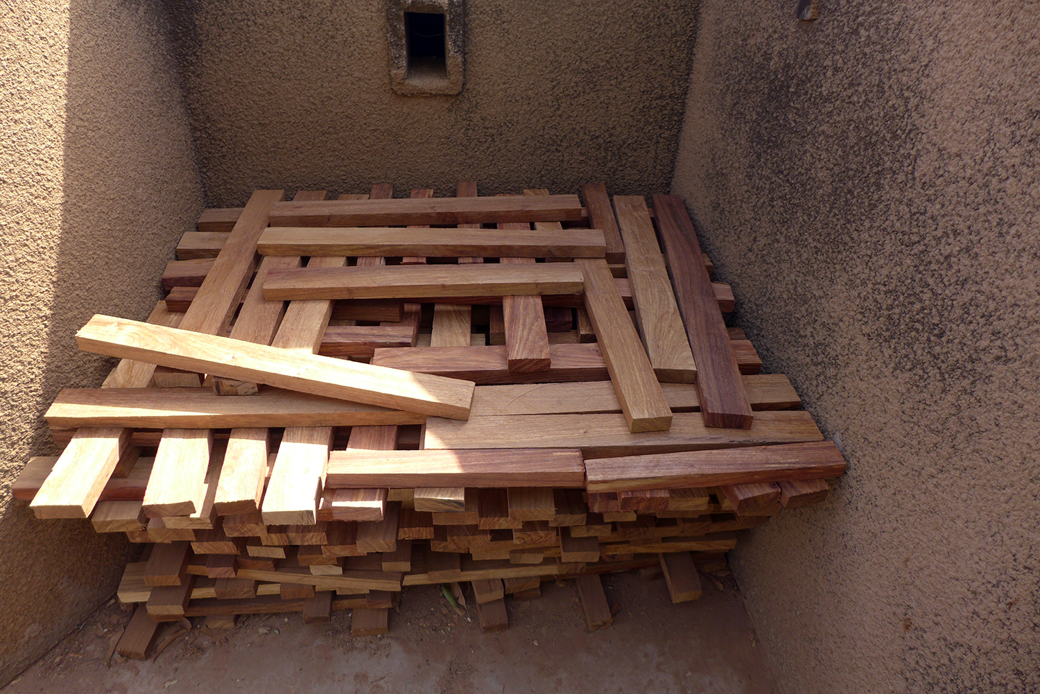 Ces lames de bois sur la terrasse de l’atelier attendent de passer au four solaire. Ensuite, il y aura plusieurs semaines de séchage pour assurer le bon son des balafons. 