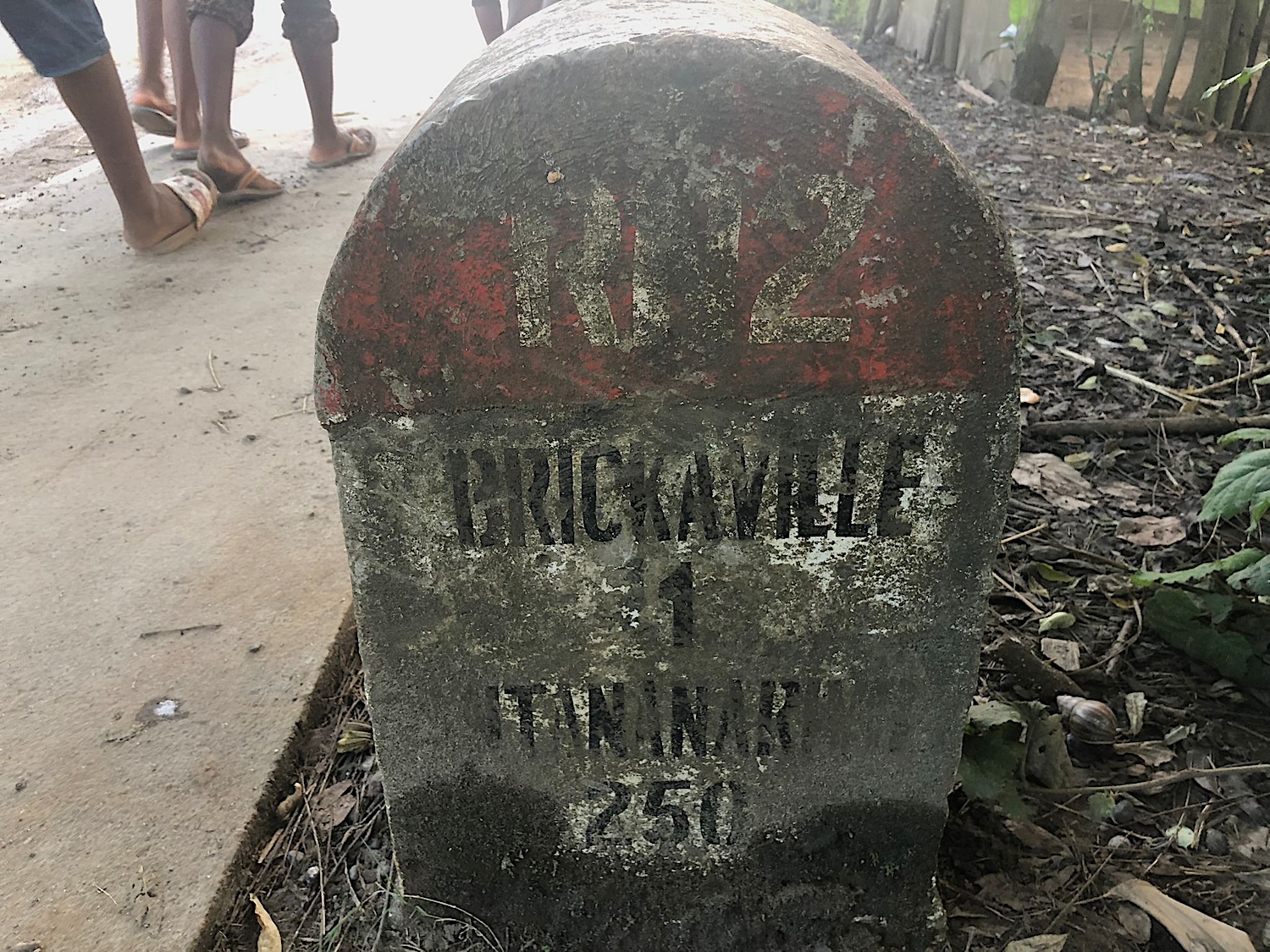 À l’entrée de Brickaville, l’envoyée spéciale prends une photo, preuve qu’elle est bien venue à la recherche des producteurs de cacao © Globe Reporters