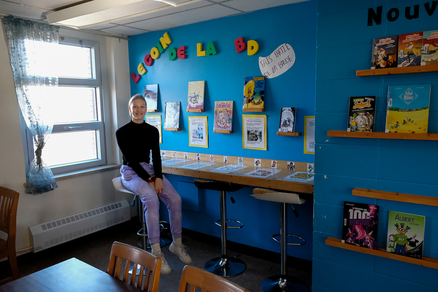 Léa dans la bibliothèque de l’école © Globe Reporters