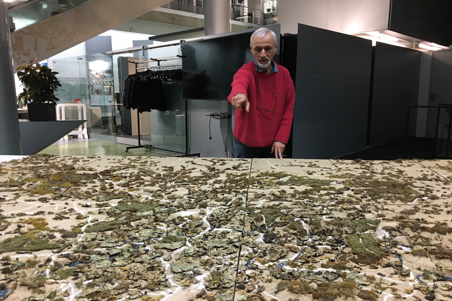 Erwan Cordeau devant la maquette en relief de l’IDF et de la vallée de la Seine jusqu’à l’estuaire © Globe Reporters