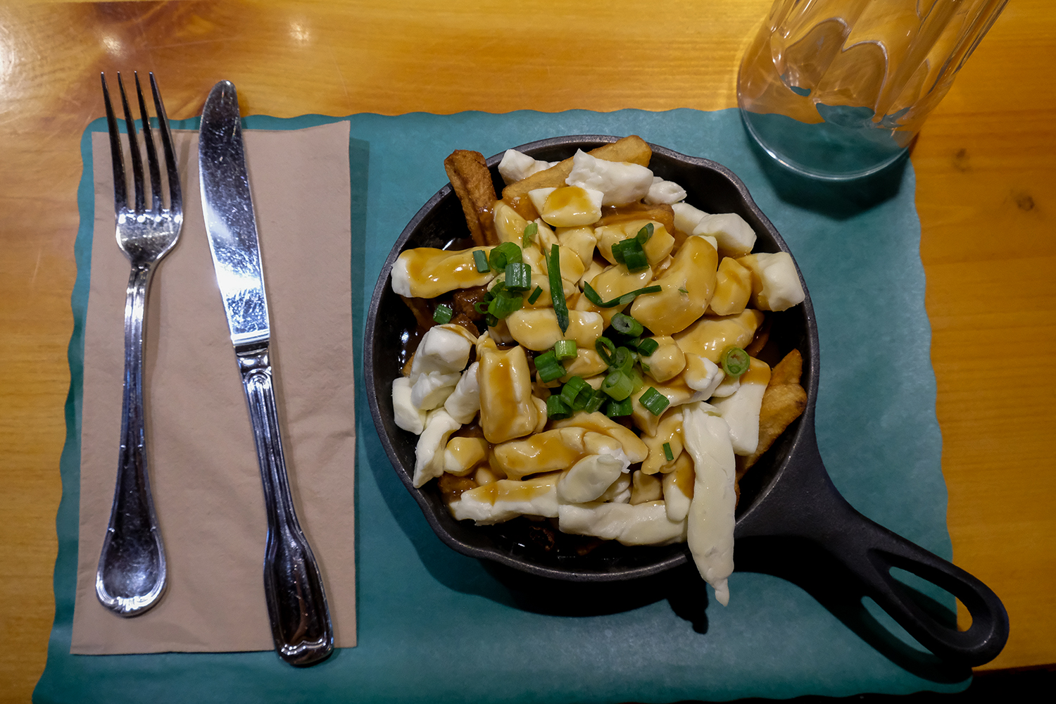 La poutine classique attend d’être mangée © Globe Reporters