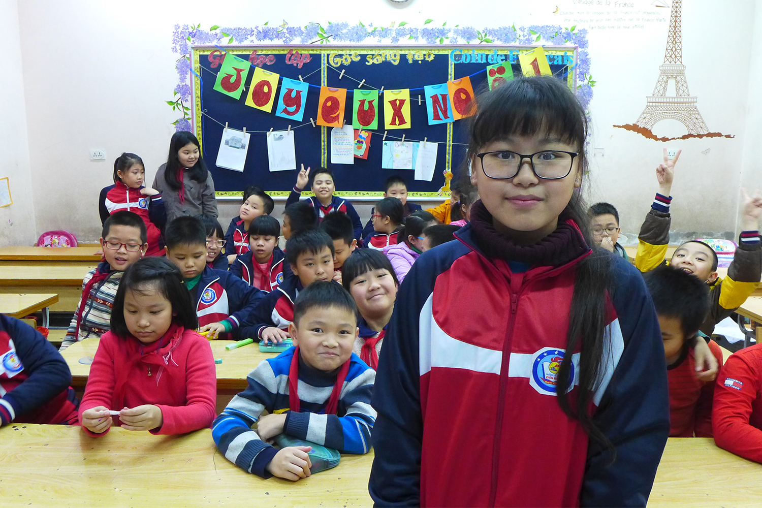 Linh, 10 ans, avec sa classe. Elle a répondu en français à vos questions.