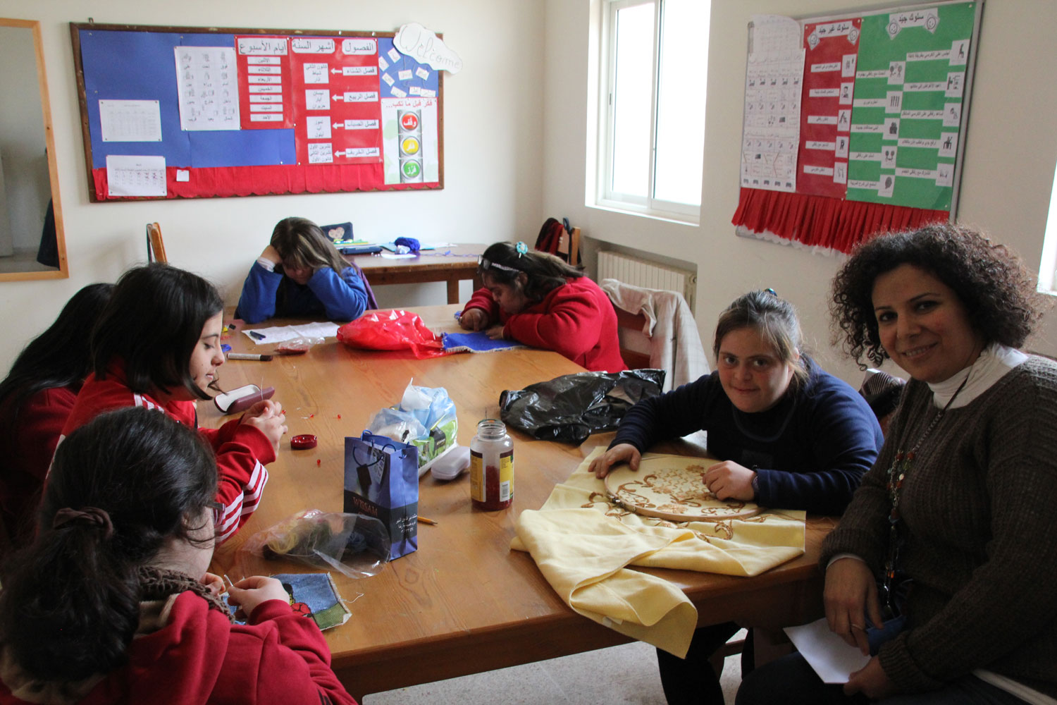 Tania Richa (à droite) pendant un atelier couture