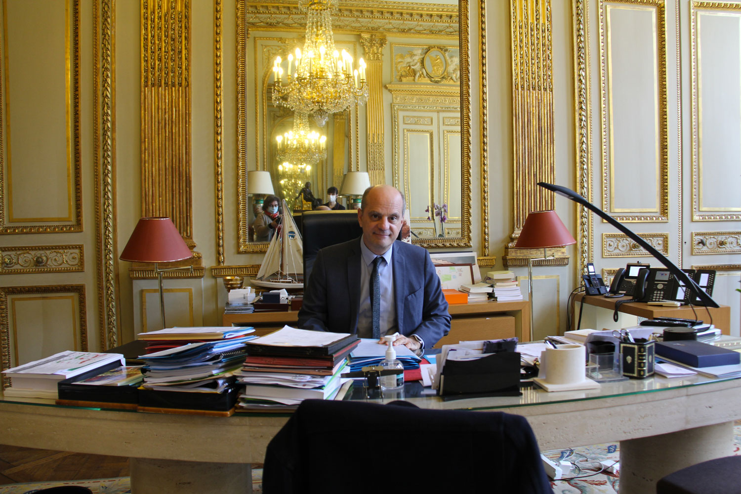 Le ministre se prête bien volontiers à la mini-séance photo pour les Globe Reporters.