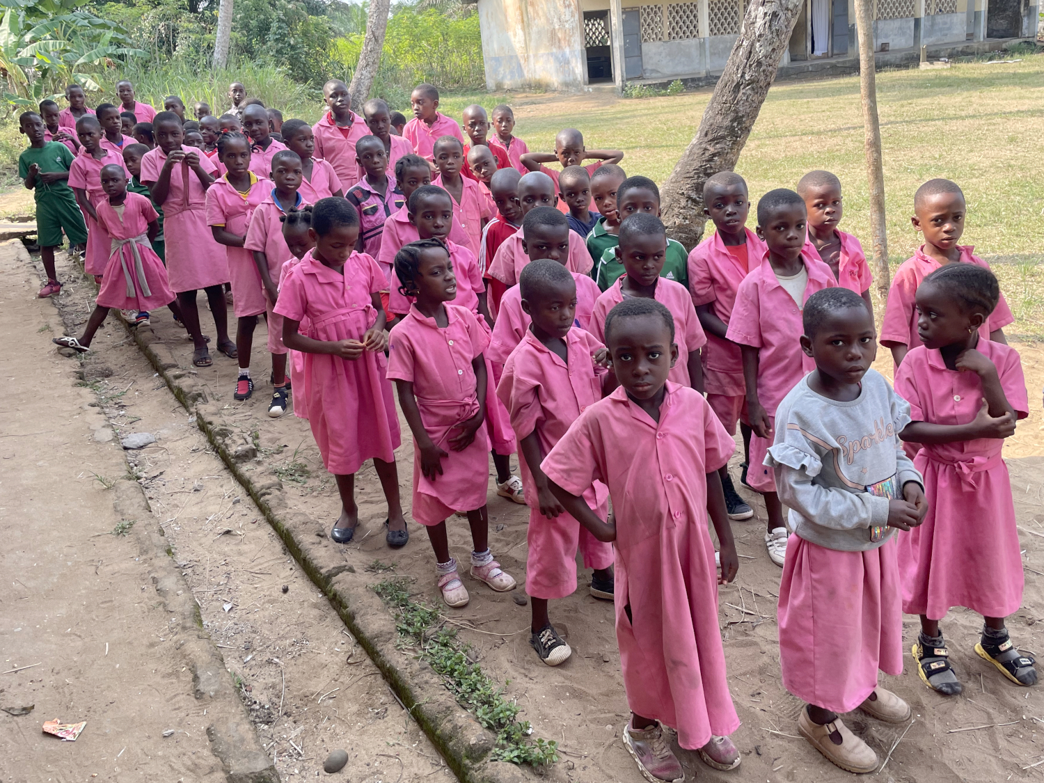 Les élèves de l’école d’Ebodjé se préparent au défilé de la fête de la jeunesse qui se tient chaque 11 février au Cameroun