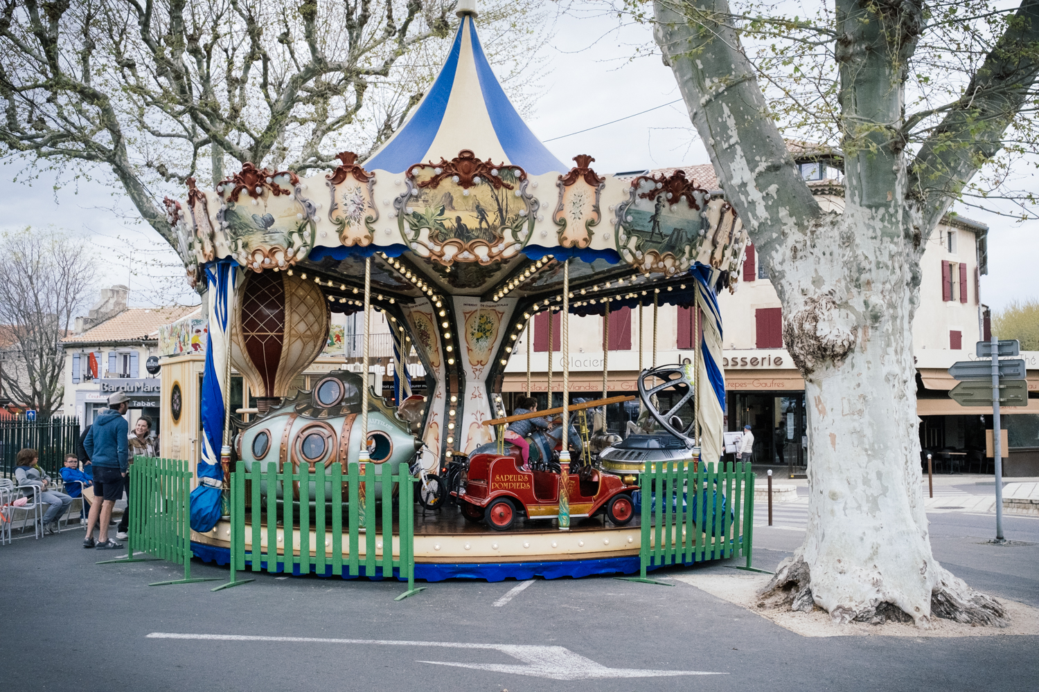 Sur une place du joli village de Saint-Rémy-de-Provence, un beau manège ancien qui fait la joie des enfants © Globe Reporters