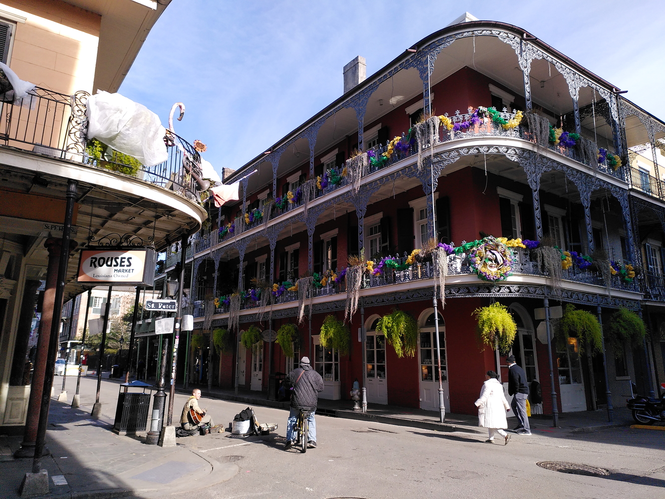 Des bâtisses du Vieux Carré décorées pour le Mardi Gras © Globe Reporters