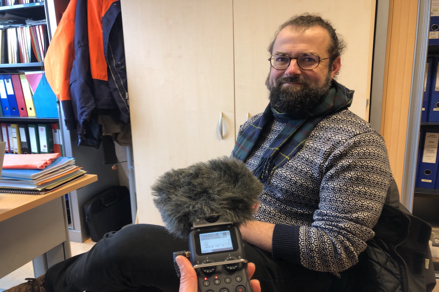 Après la visite du parc, il est temps de se réchauffer. Le micro est branché, les réglages sont faits, c’est parti pour l’interview ! © Globe Reporters