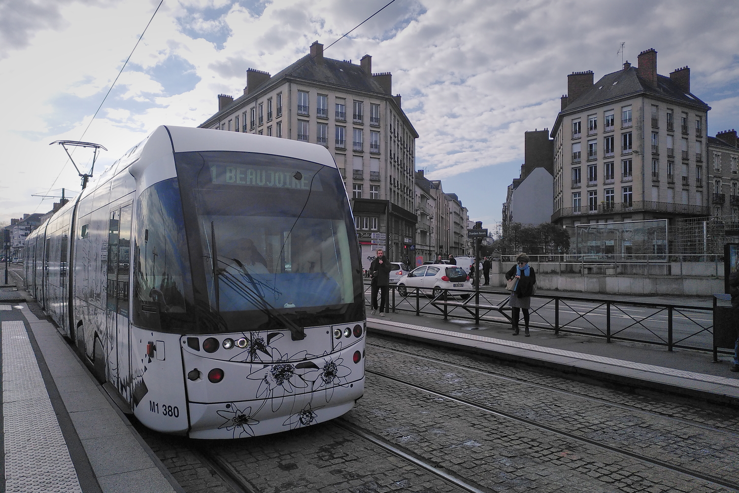 Le tramway à l’arrêt Chantiers navals © Globe Reporters