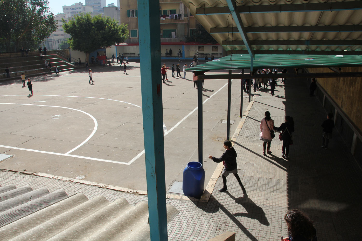 La cour de l’école élémentaire.