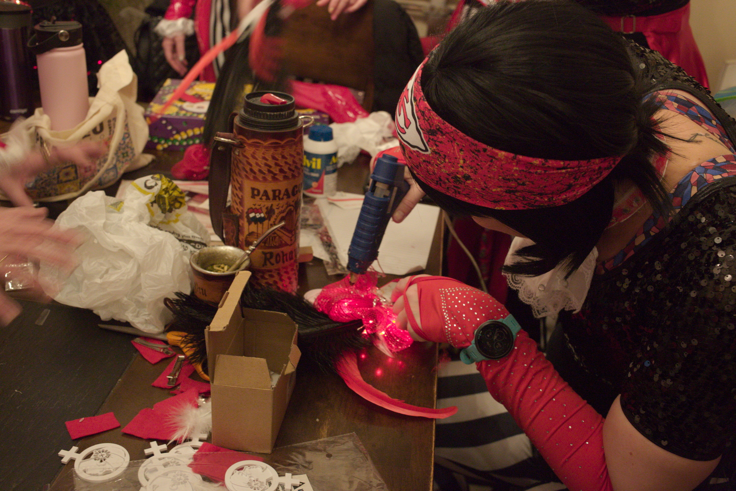 Finalisation des costumes du Krewe Les ReBelles chez la voisine d’Élise © Globe Reporters