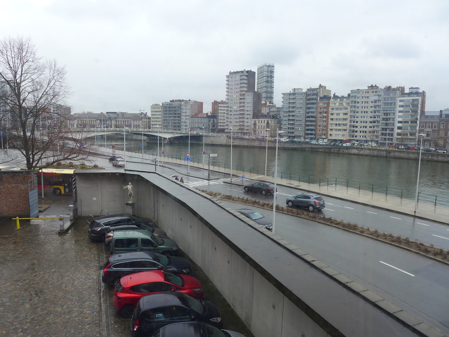 Depuis le bureau d’Éric DE BEUKELAER, on aperçoit la Meuse © Globe Reporters