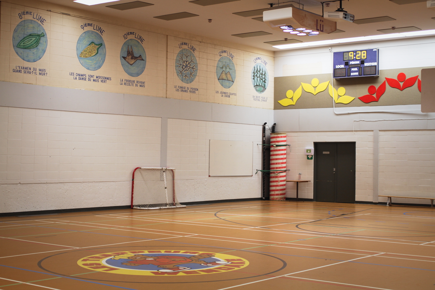 Le gymnase de l’école. En haut du mur sont dessinées les treize lunes de l’année, symboliques pour les autochtones.