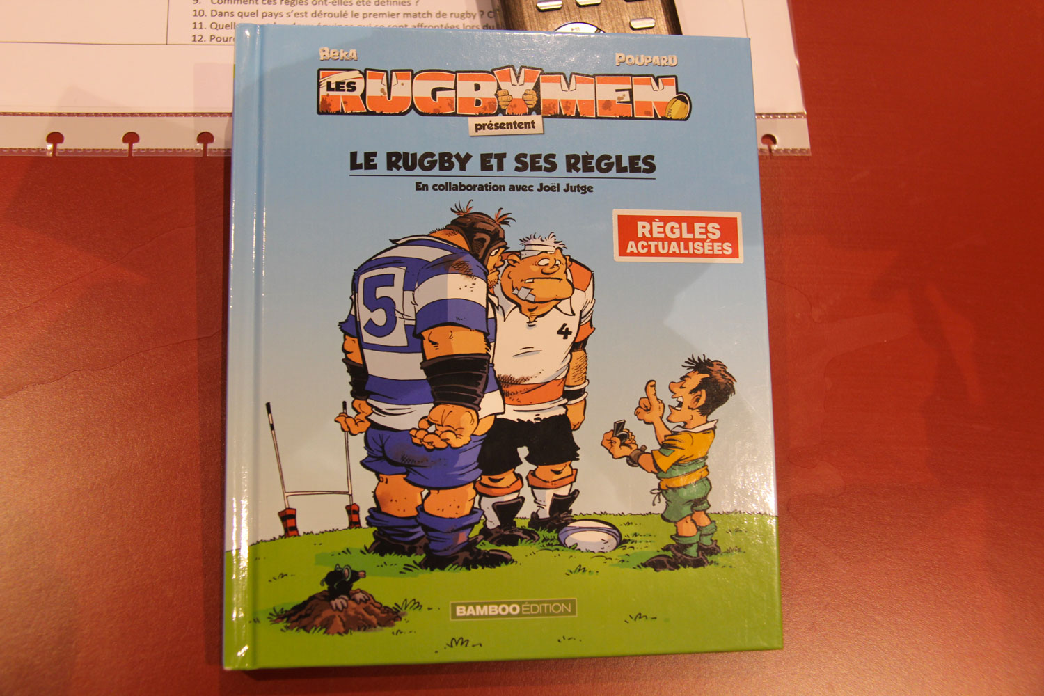 Hervé DIDELOT présente un livre destiné aux plus jeunes pour qu’ils connaissent tous les secrets du rugby © Globe Reporters