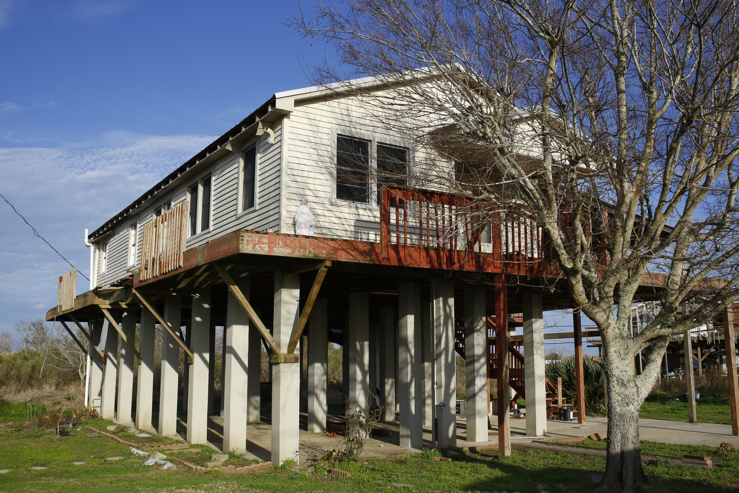 Avec la montée des eaux, les maison des côtes sont bâties sur pilotis. Ici à l’Isle Jean-Charles © Globe Reporters 