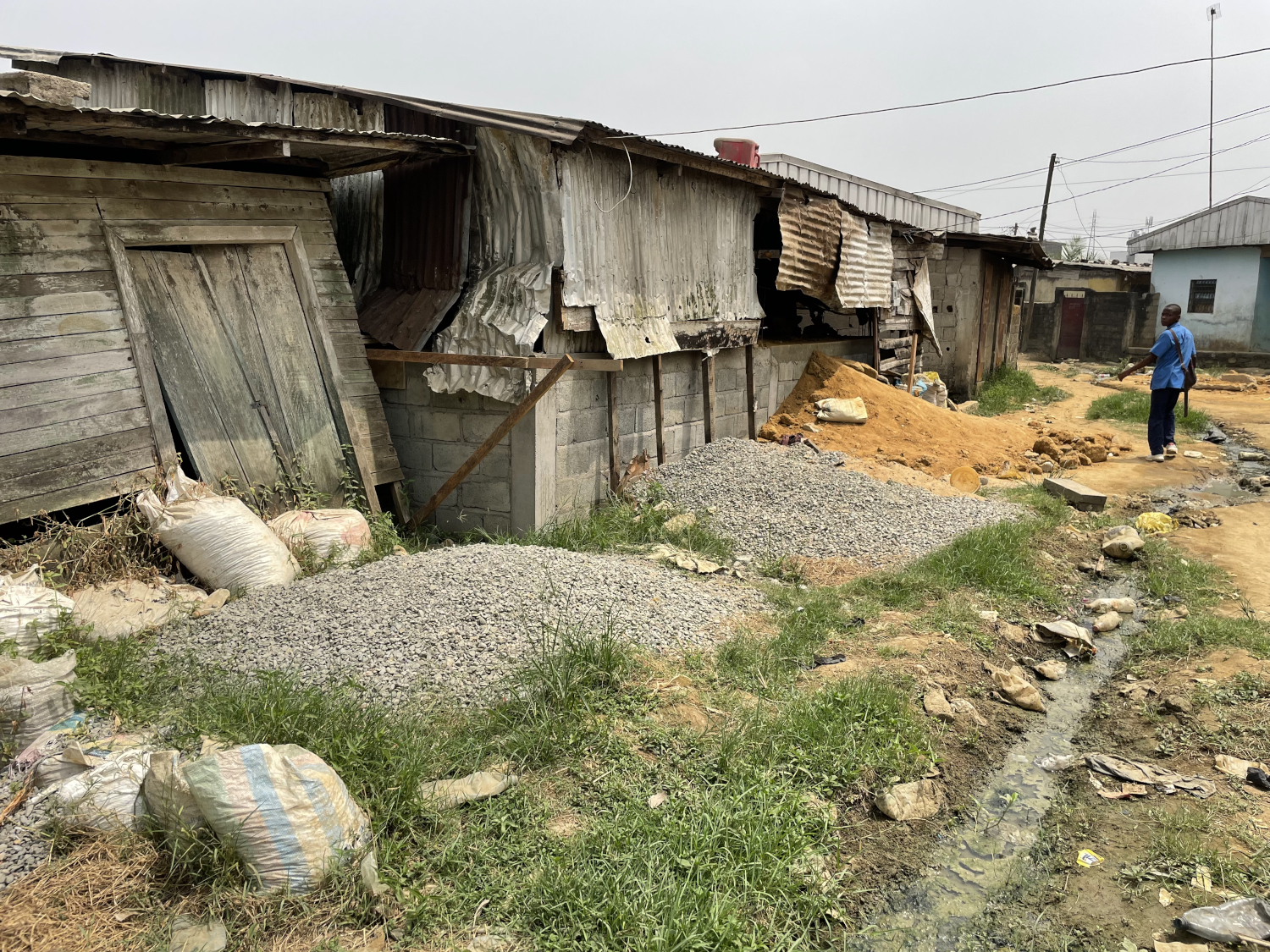 Les habitants de Makepe-Missoke profitent de la saison sèche pour renforcer les murs de protection contre les inondations © Globe Reporters