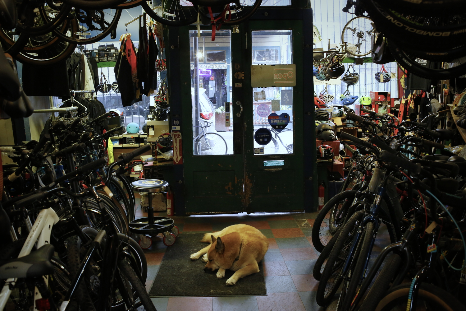 L’entrée du magasin de Michael © Globe Reporters