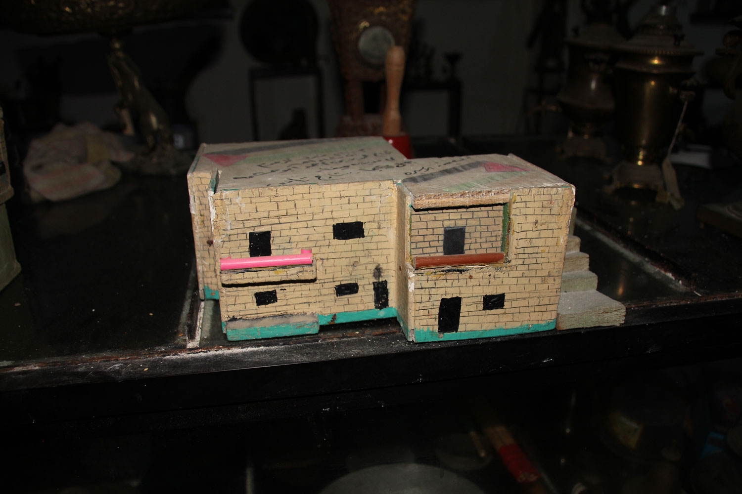 La maquette de la maison abandonnée par la famille en 1948 © Globe Reporters