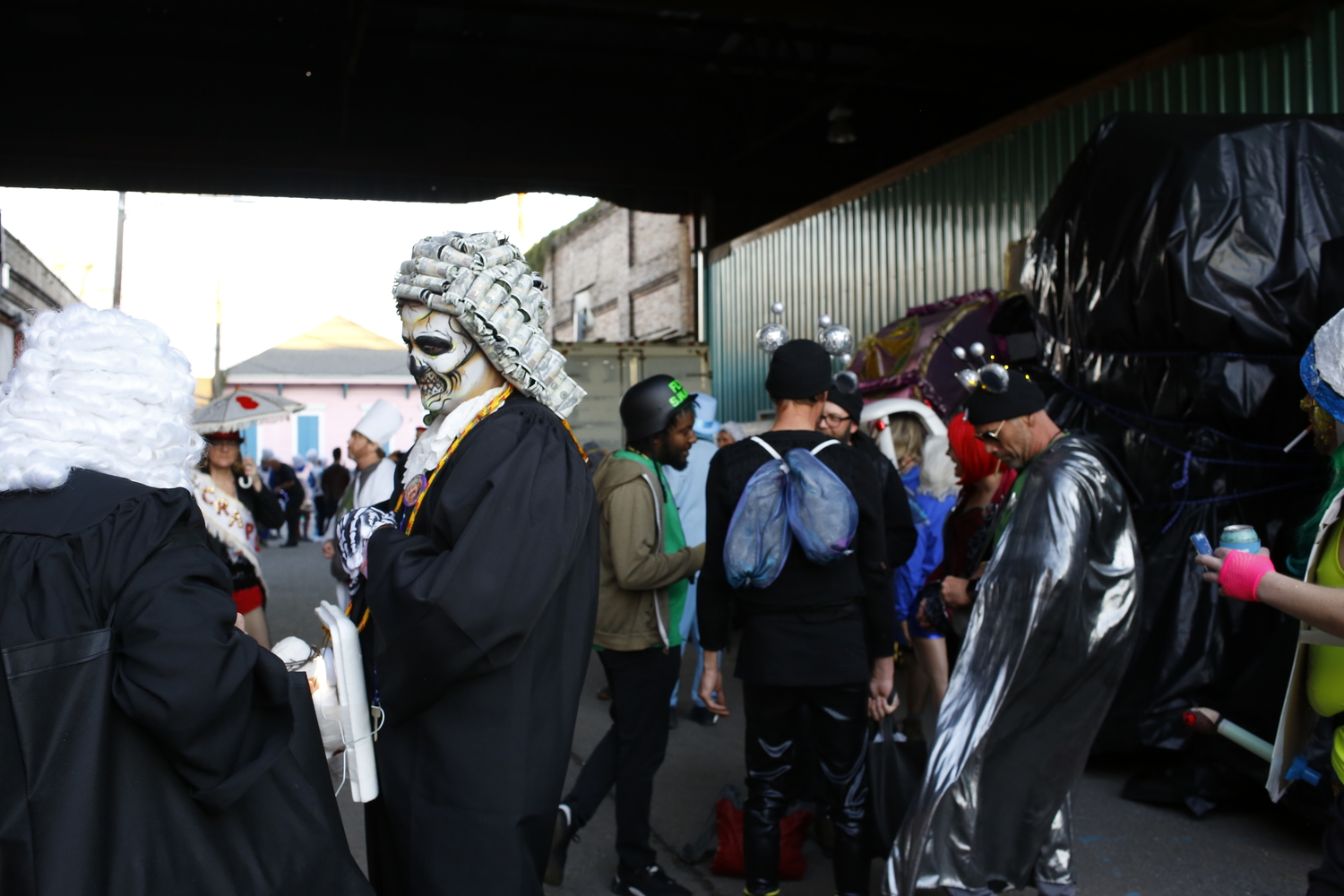 Arrivée au hangar du Krewe du Vieux, où se rassemblent les différents petits krewes avant la parade du soir © Globe Reporters