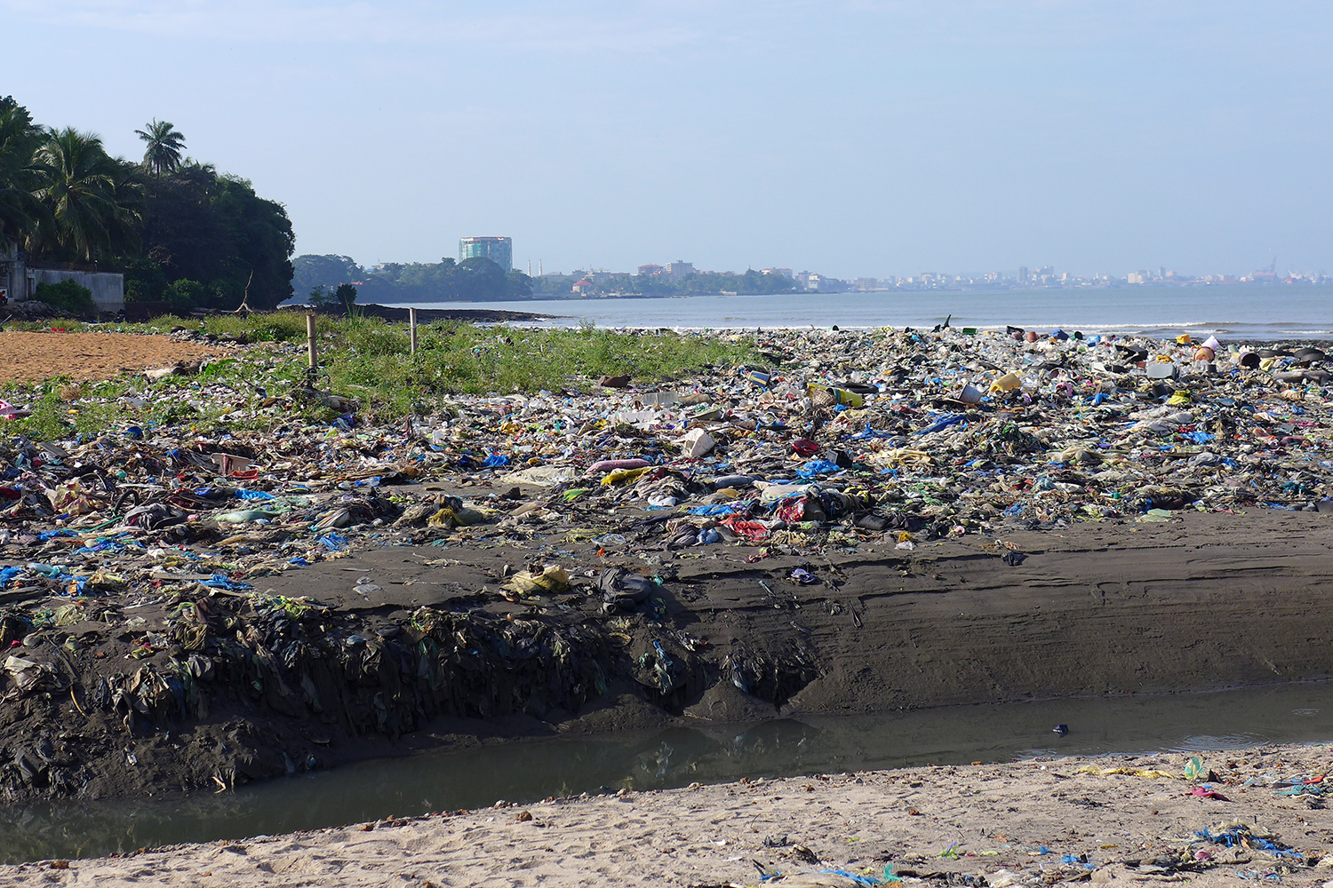 Une plage de Conakry qui fait fuir les baigneurs et touristes.