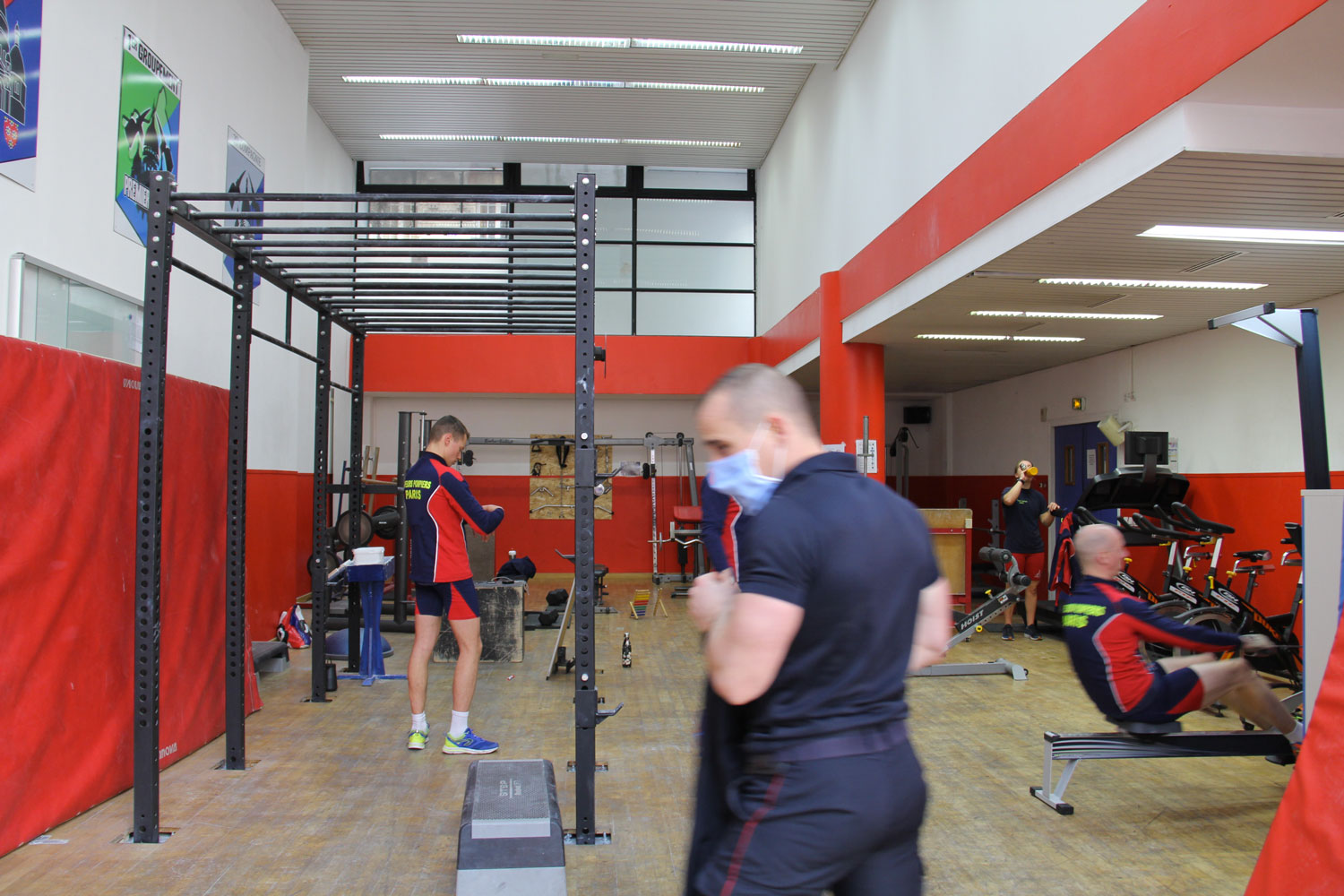 Le gymnase est équipé comme une salle de sport ordinaire. Les pompiers doivent s’entrainer 4h par jour © Globe Reporters