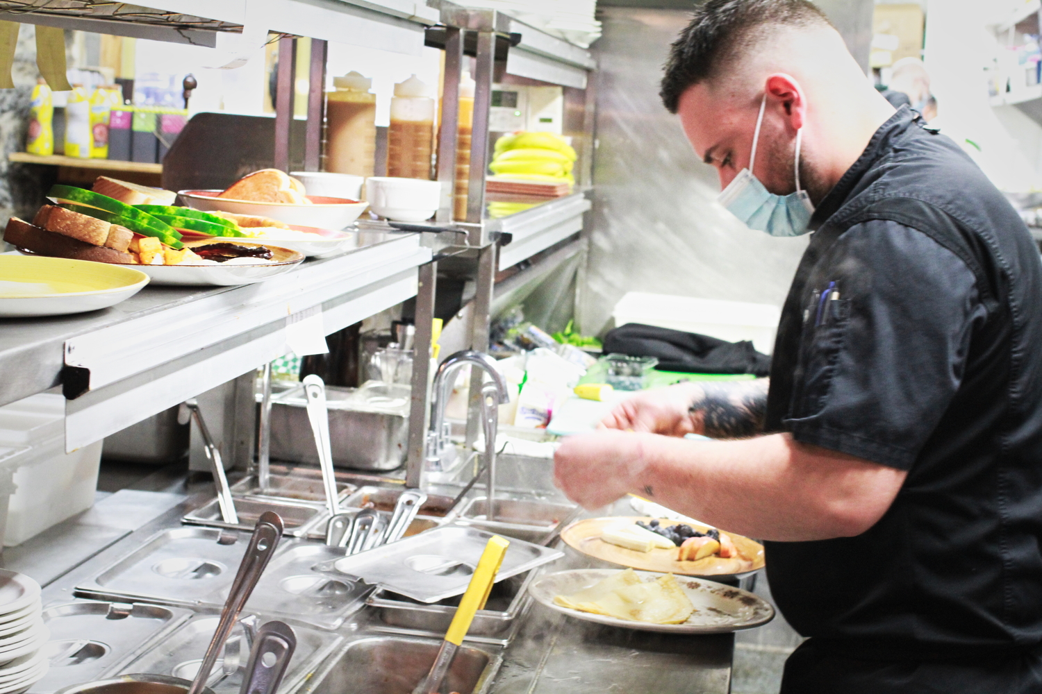 Guillaume CARTIGNY prépare des plats dans la cuisine © Globe Reporters