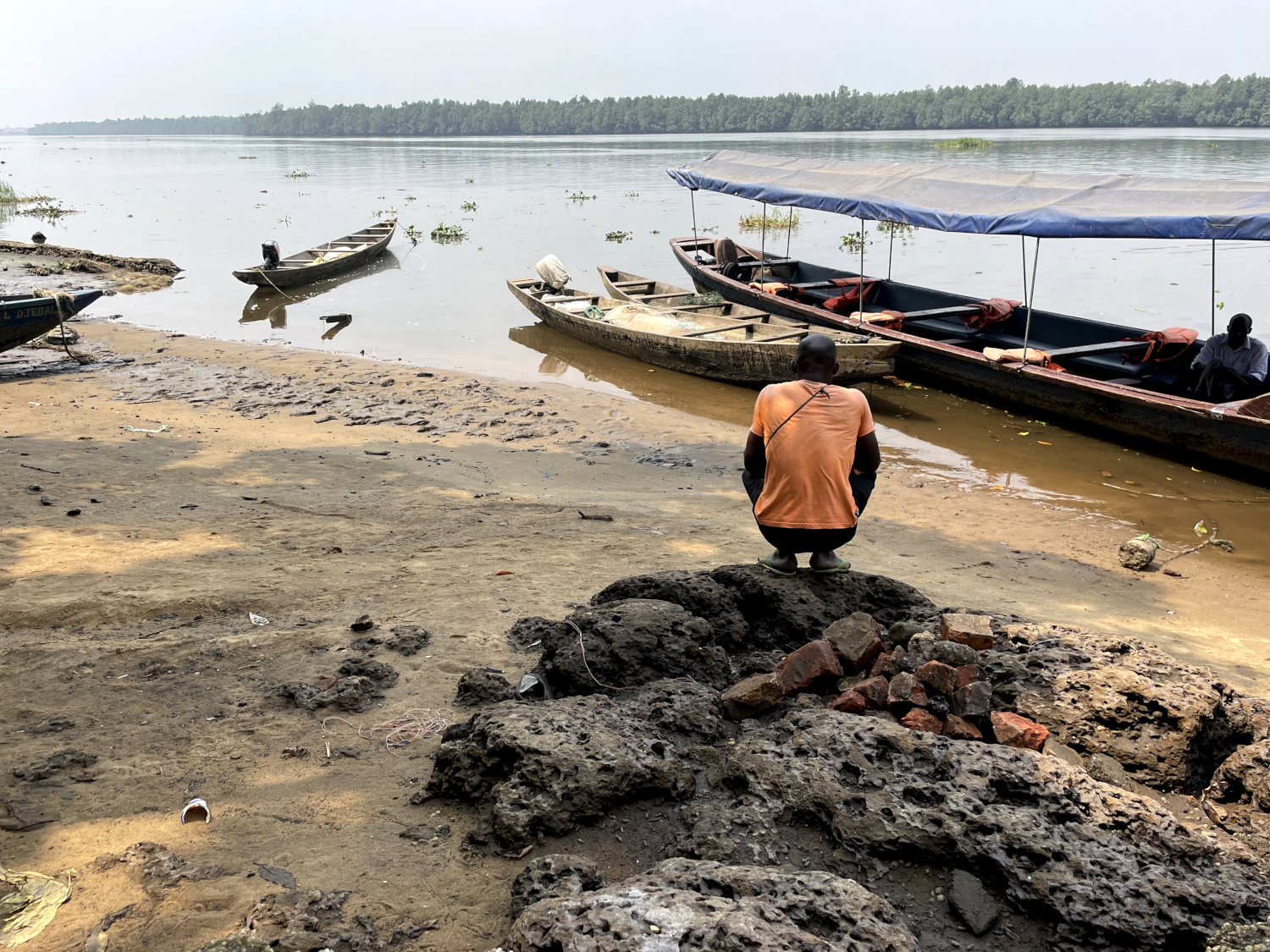 La plage-débarcadère de l’île de Djébalè © Globe Reporters