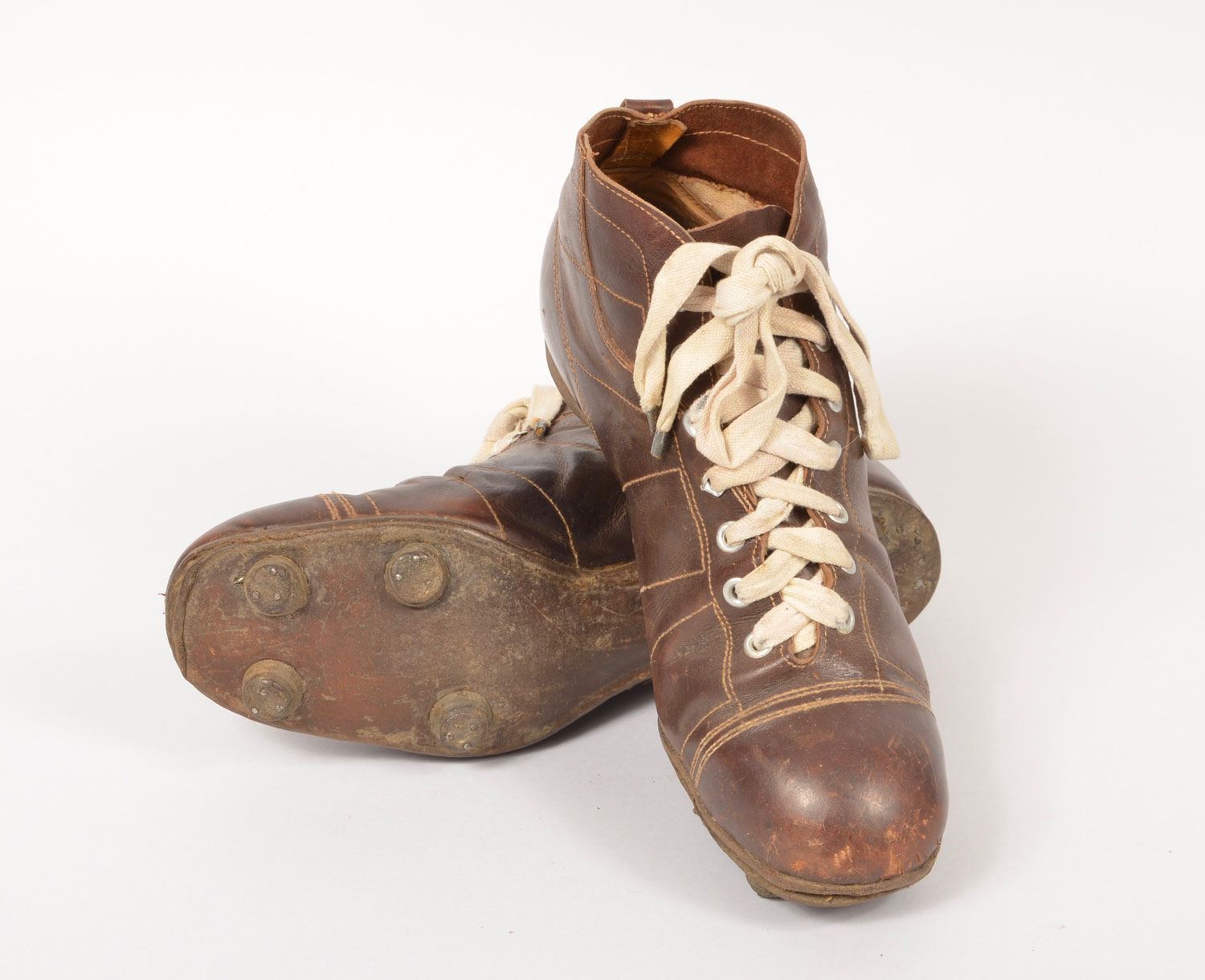 Voici les premières chaussures de foot avec les plaquettes en bois dont parle Xavier THEBAULT dans l’interview ©ArchivesFFF