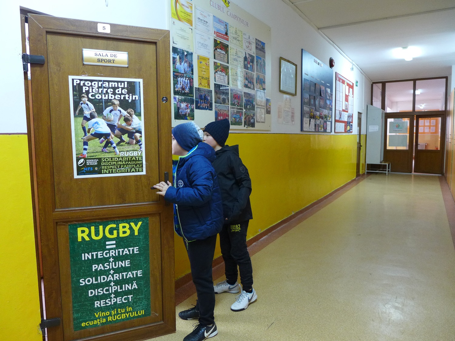 L’affiche du bas dit : « Rugby = intégrité + passion + solidarité + discipline + respect ».