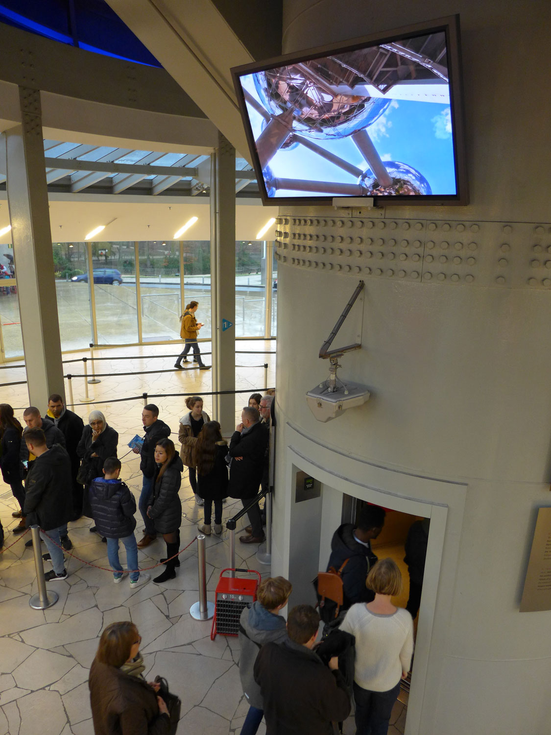 Pour monter dans la sphère la plus haute, il faut faire la queue pour prendre l’ascenseur