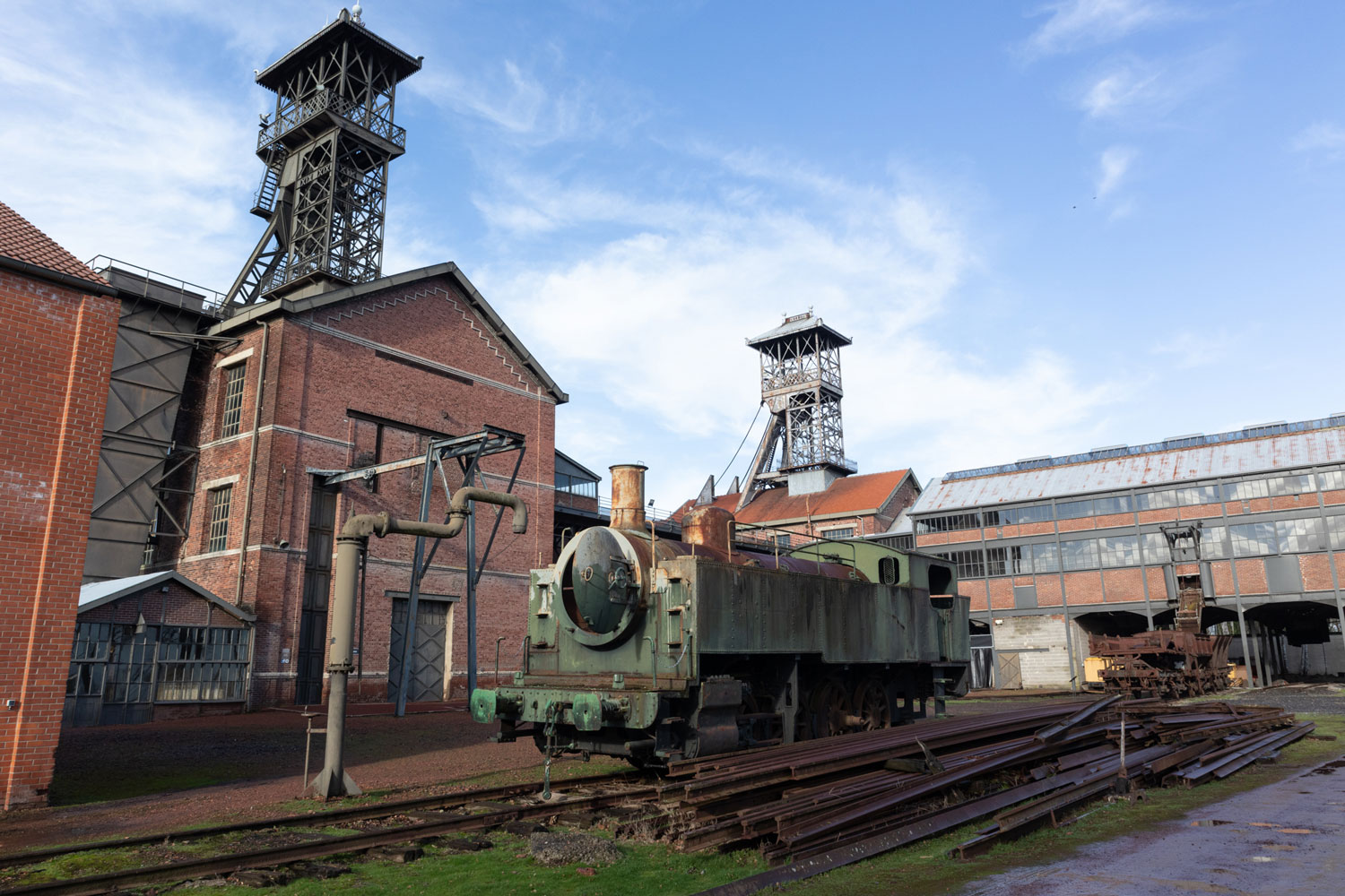 Locomotive à vapeur de 49 tonnes de type 144-040T de 1938. La Compagnie des mines d’Aniche puis les HBNPC ont utilisé cette locomotive pour assurer la liaison entre les fosses et les terrils. Cette locomotive est surnommée à tort “Marguerite” car la plaque qu’elle porte provient en réalité d’une autre locomotive. Source : Centre Historique Minier de Lewarde