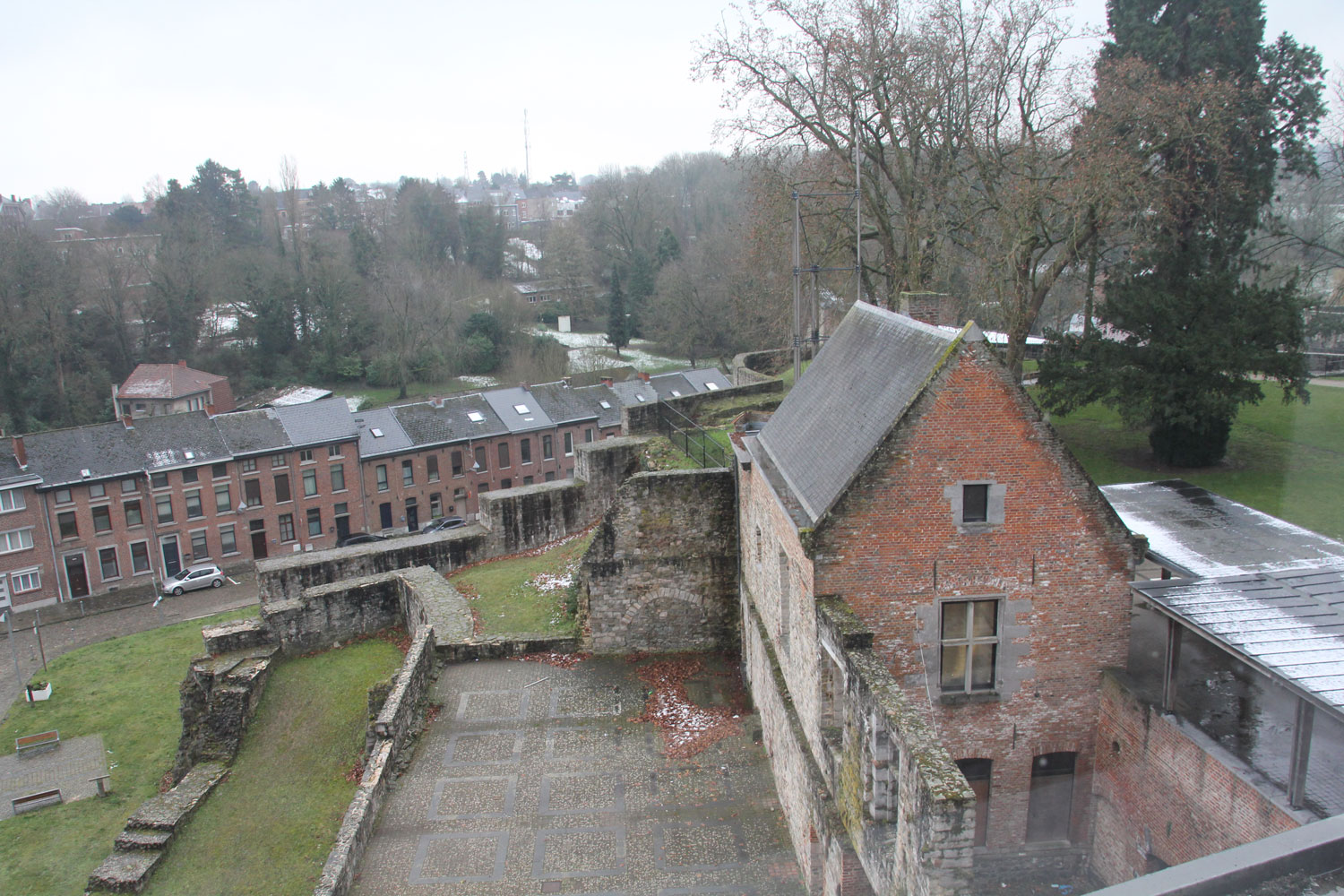 Depuis son bureau, Clémence MATHIEU peut observer les remparts de la ville © Globe Reporters