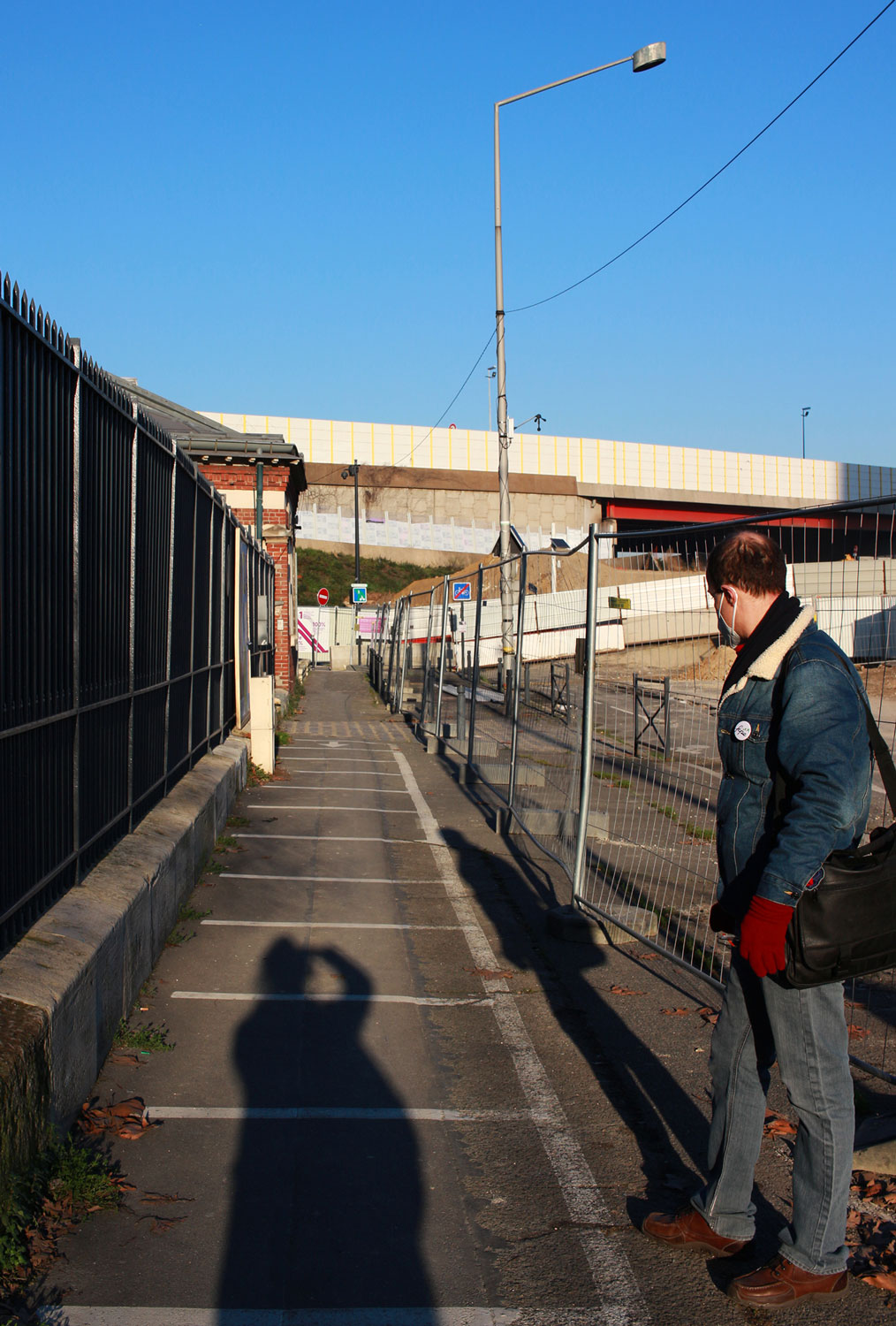 Ici, entre le chantier et l’école Anatole France, subsiste un trottoir sur toute la longueur. Mais c’est aussi de ce côté-là que se trouve l’une des cours de récréation. Très près de la circulation © Globe Reporters 