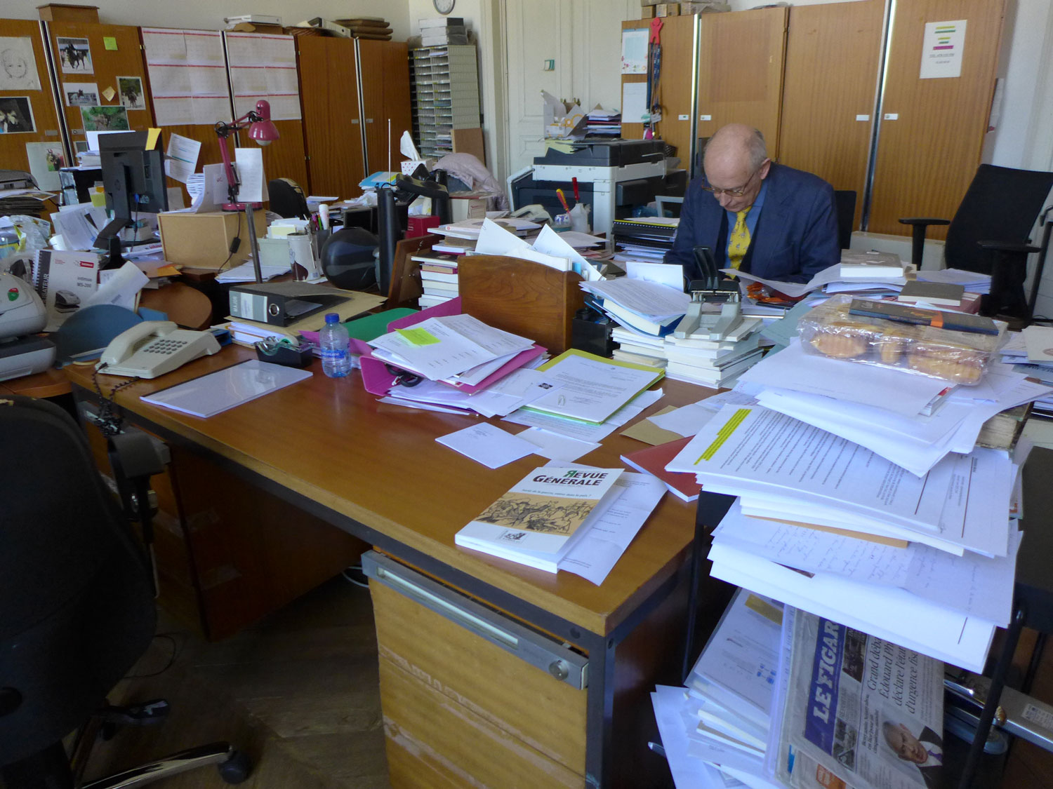 Jacques DE DECKER à son bureau. 