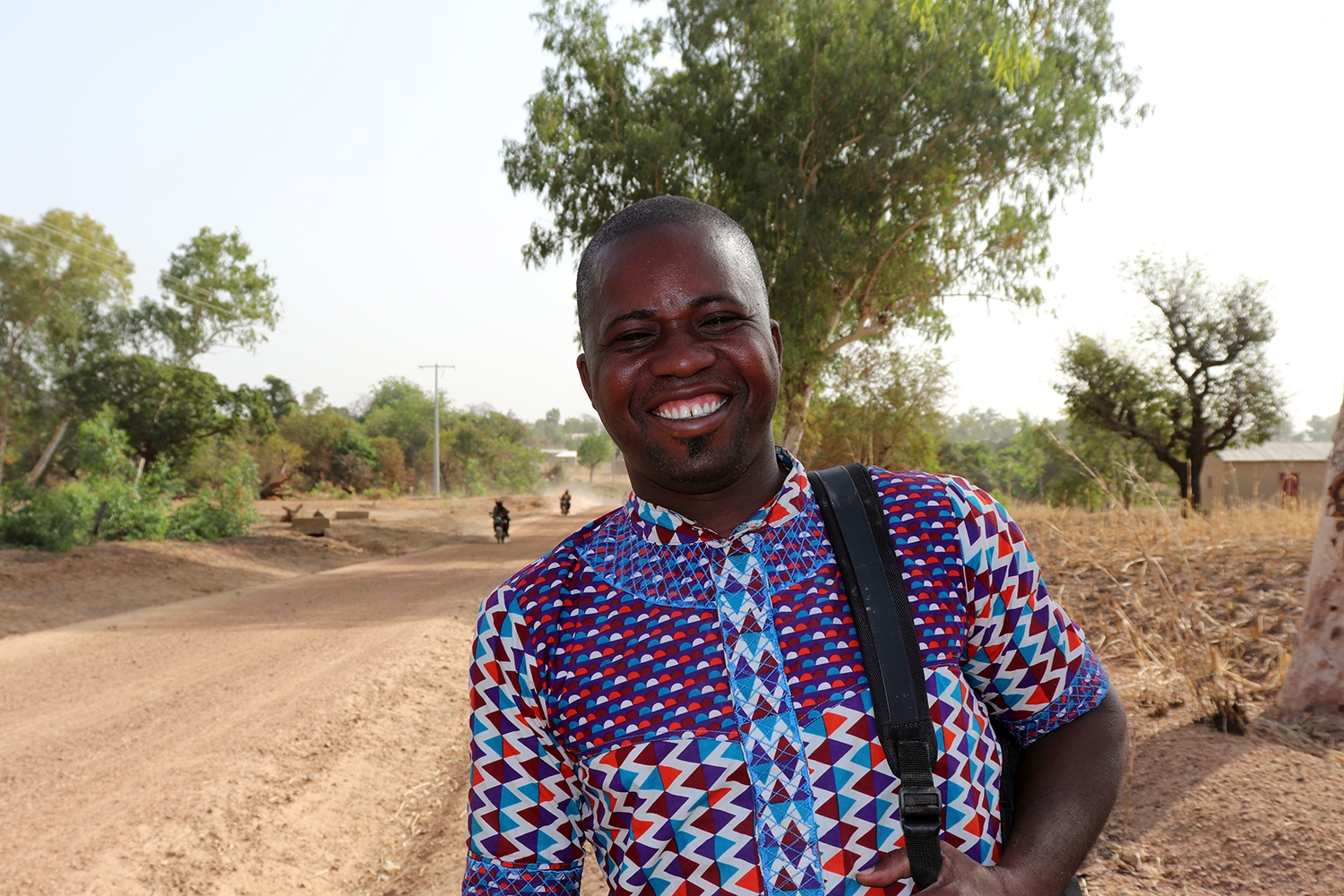 Jacob KANABA refuse de s’équiper de machines, car les femmes n’auraient plus de travail. L’objectif est plus sociétal (éviter la famine) que commercial (produire toujours plus). 