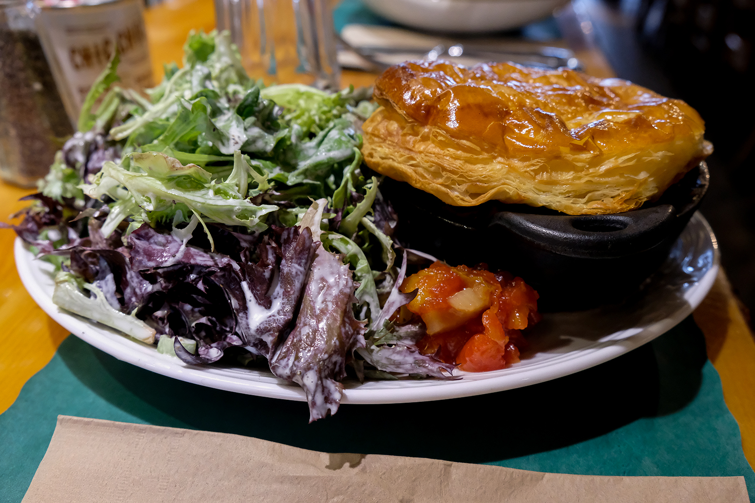 La tourte à la viande avec vue sur le ketchup aux fruits, « c’est important de le montrer, c’est une spécialité québécoise » suggère le serveur © Globe Reporters